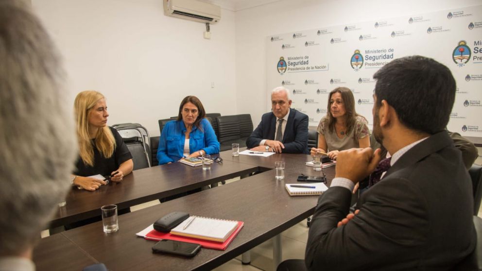 Legisladores, encabezados por Ferreño, con la funcionaria