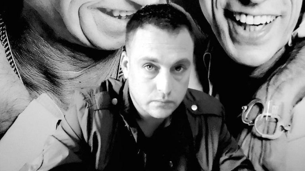 En blanco y negro. Lafont con el afiche de Richards y Jagger