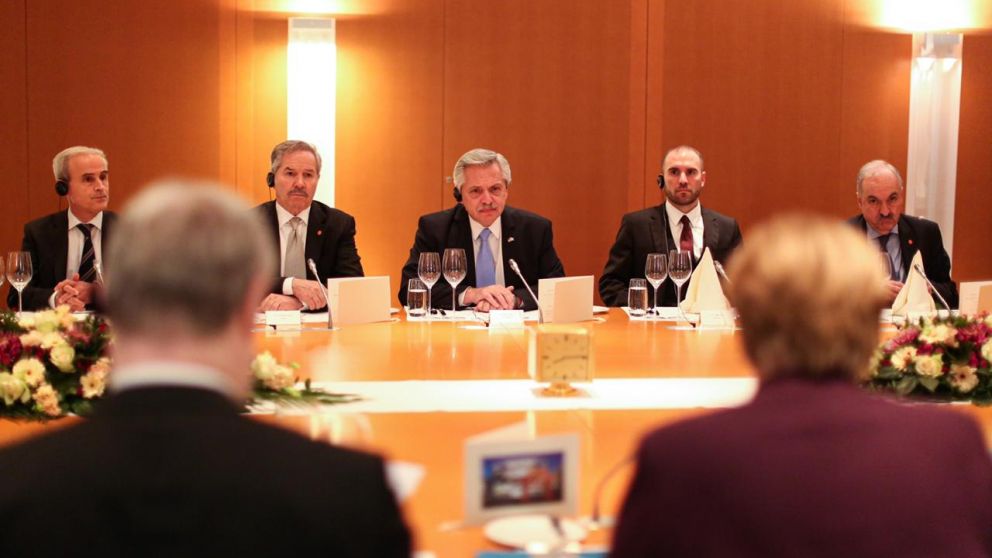 En la cena, el Presidente estuvo flanqueado por los ministros Felipe Solá y Martín Guzmán