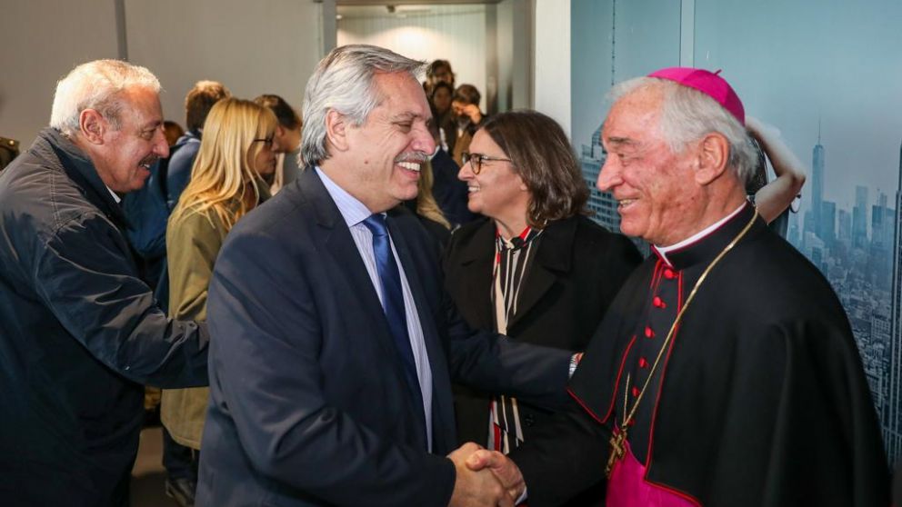 Alberto Fern�ndez y el secretario de Culto, Guillermo Oliveri, son recibidos en su llegada a Italia