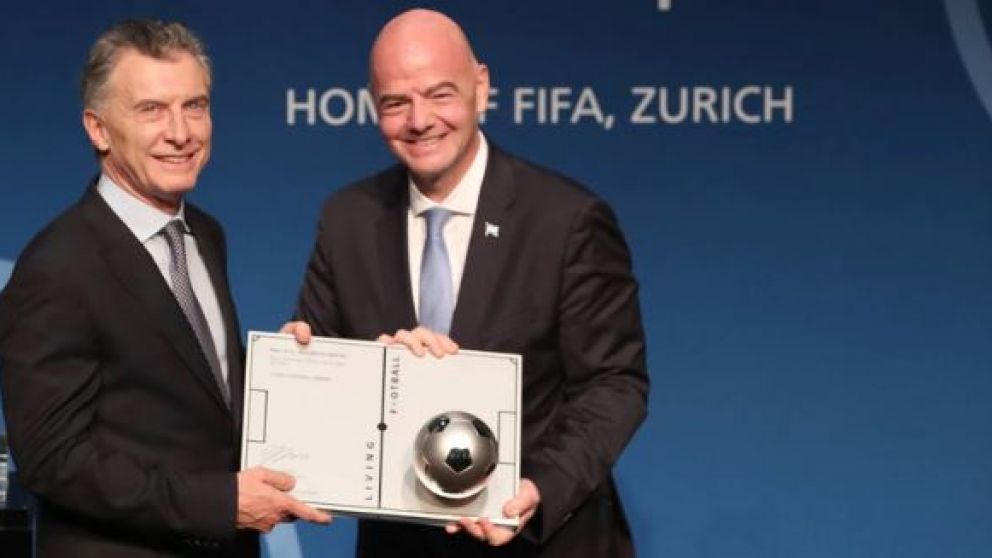 La FIFA le entregó un premio a Macri en el 2019