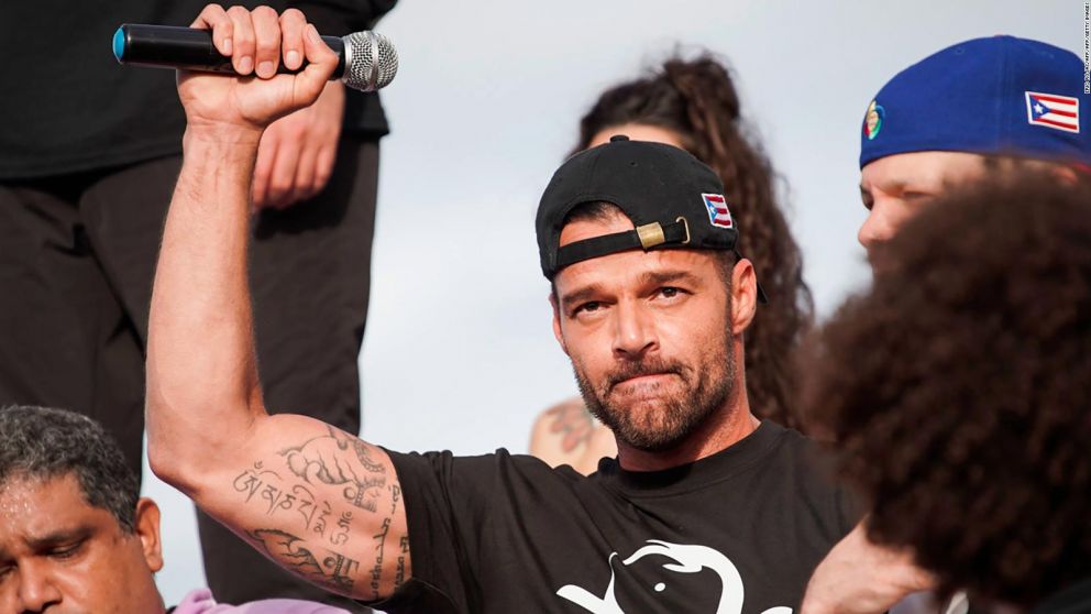 Ricky Martin se suma a las críticas en Puerto Rico