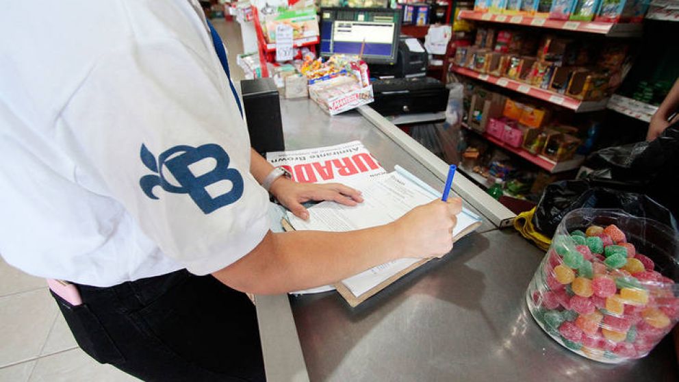 "Ningún comerciante debe cobrar recargo o comisión por la Tarjeta Alimentar", advirtió Arroyo