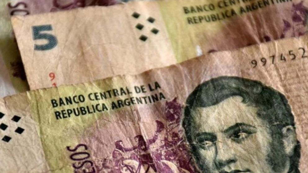 El billete de 5 pesos coexiste con la moneda del mismo valor