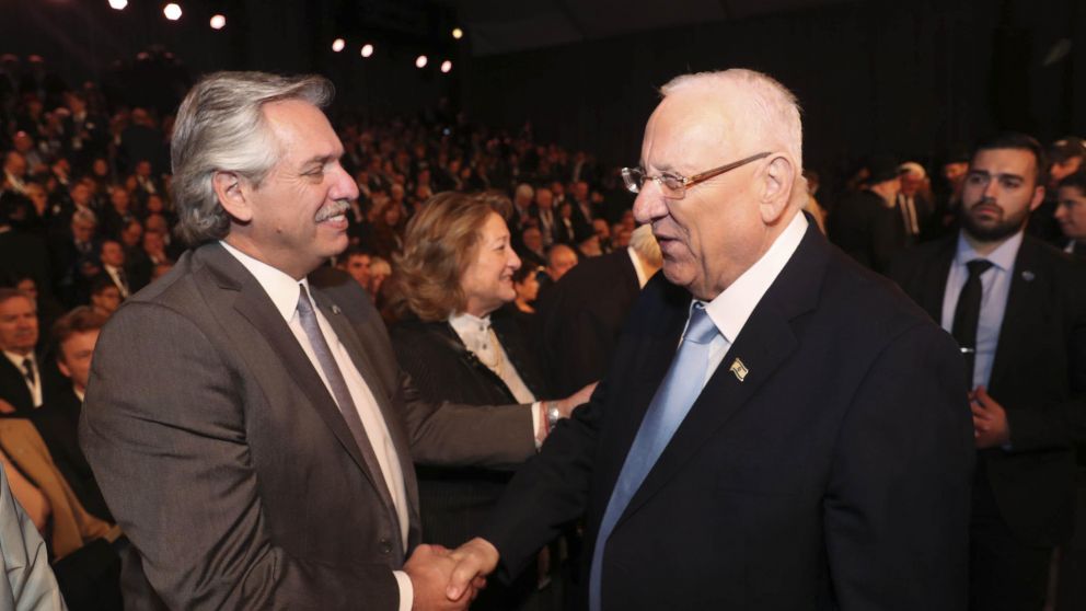 Fernández saluda, durante el encuentro en Jerusalén, al presidente israelí, Reuven Rivlin