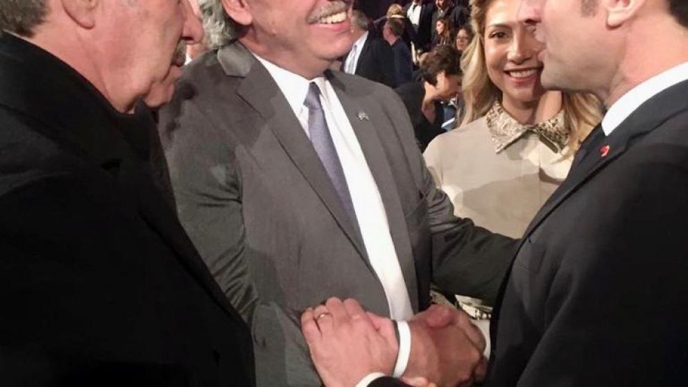 Alberto Fernández cruzó un saludo con Emmanuel Macron, a quien verá en la gira europea