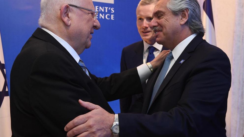 El jefe de Estado argentino con el mandatario anfitrión, Reuven Rivlin