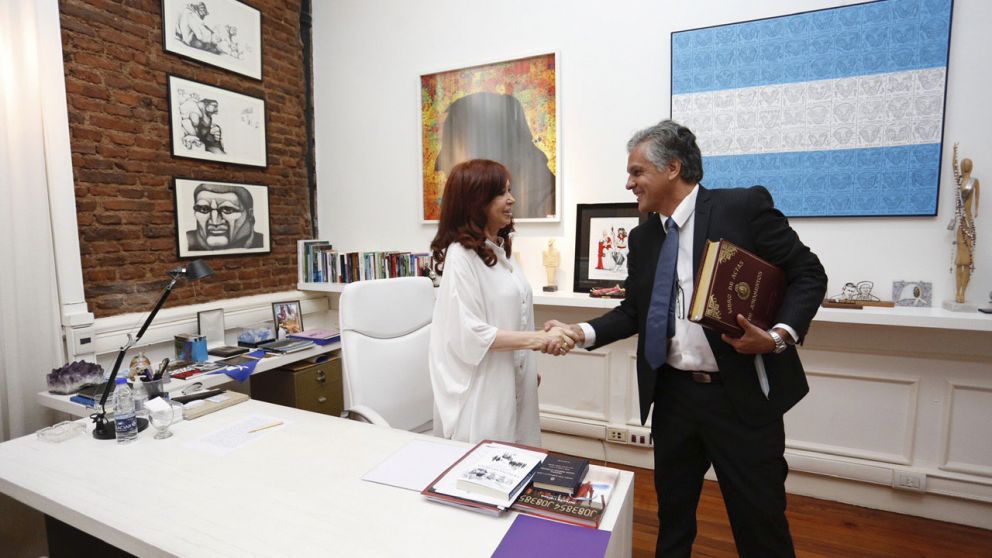 La ex presidenta firmó el acta en el Patria ante el escribano General del Gobierno