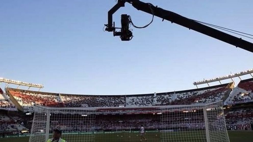 La prórroga en licitación para transmitir fútbol en el exterior no terminó con la polémica