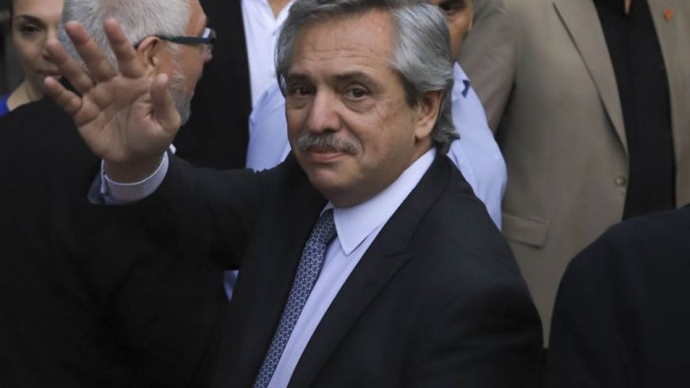 Alberto partirá mañana, en un vuelo comercial