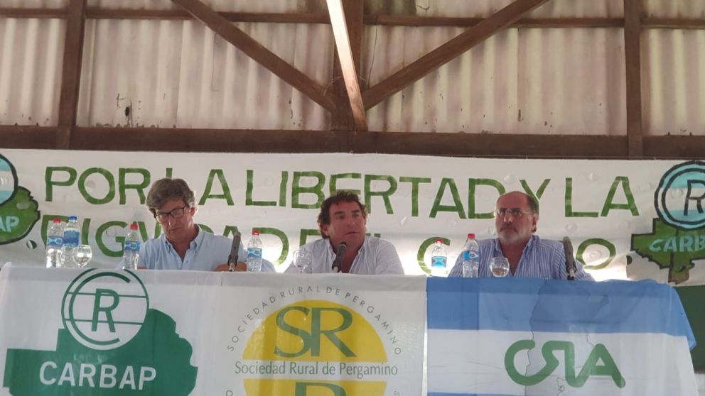De Velazco, Josifovich y Chemes durante la asamblea
