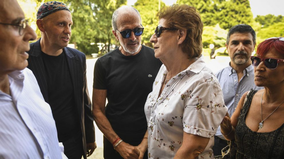 La madre del fiscal, muy cuestionada por sus actitudes tras el hallazgo del cuerpo de su hijo, estuvo presente en el homenaje