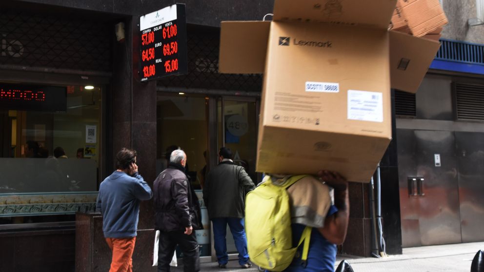 Las miradas en la city est�n en la demanda de pesos de febrero