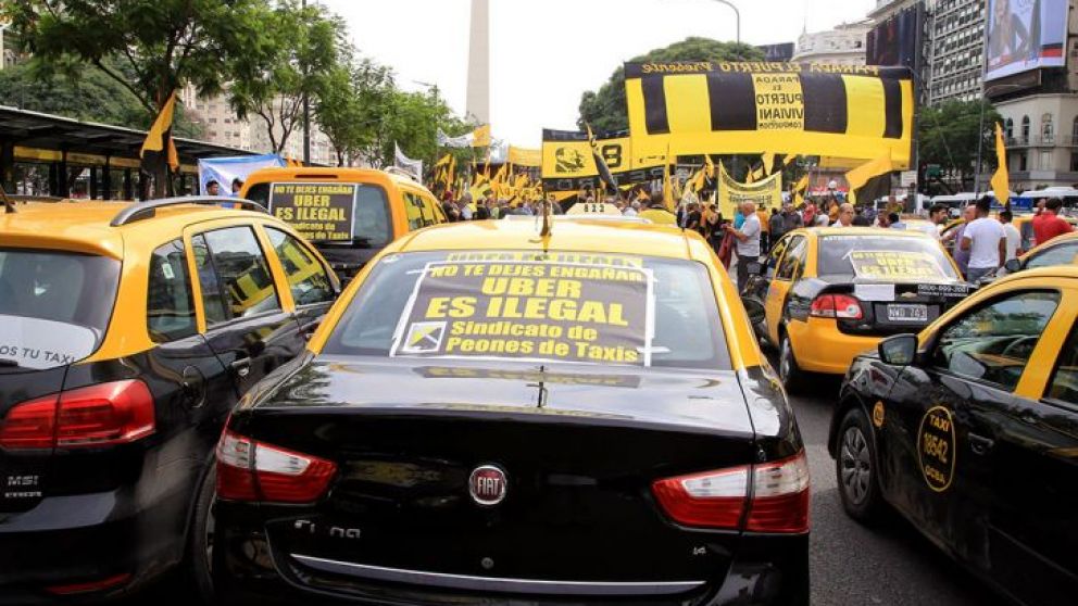 Taxistas reclaman a la Ciudad resolver el conflicto con Uber, Cabify y Beat