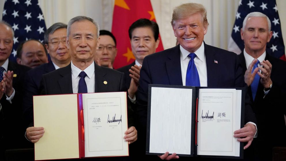 Liu He y Donald Trump exhiben las actas que ponen (por ahora) fin a la guerra comercial