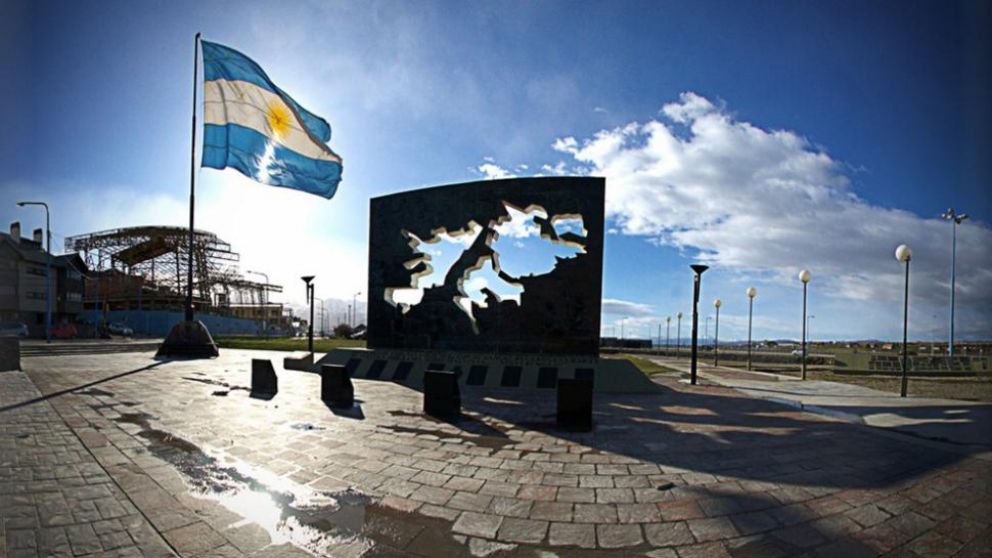 A 44 años de la Guerra de Malvinas, Argentina conmemora el 2 de abril a los veteranos y caídos del conflicto de 1982 mientras el Gobierno renueva el reclamo de soberanía sobre las islas.