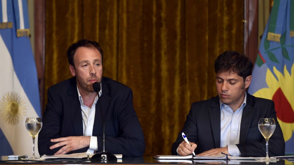 Kicillof y su ministro de Hacienda y Finanzas, Pablo López, explicaron la situación en una conferencia el martes