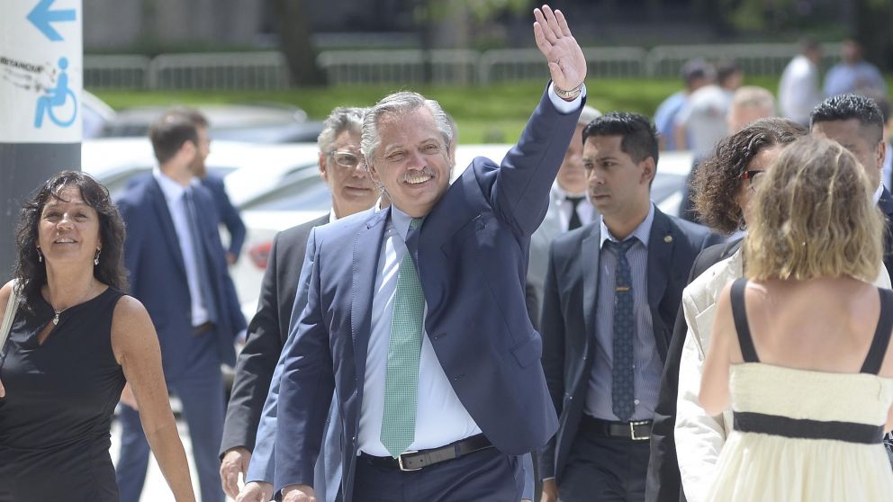 Alberto asisitó a la capacitación en el CCK vistiendo una corbata verde