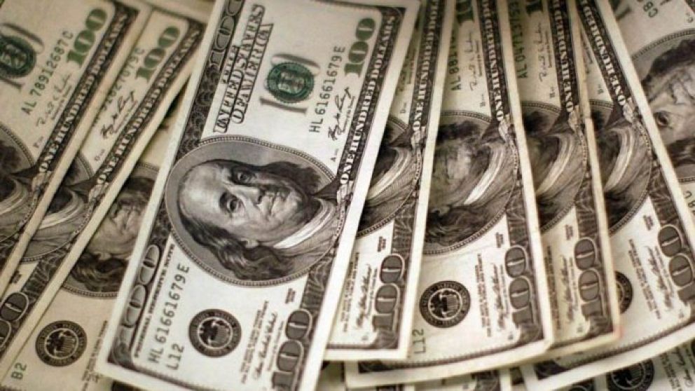 El dólar minorista cerró en $63 para la venta