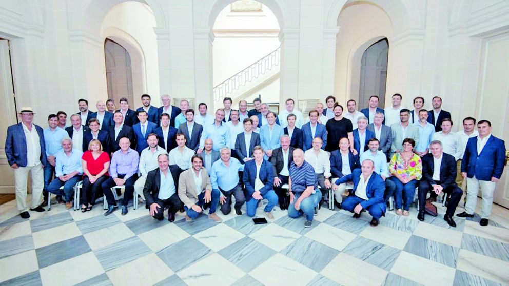 Kicillof replicó, con opositores, la foto de familia de días atrás con intendentes oficialistas