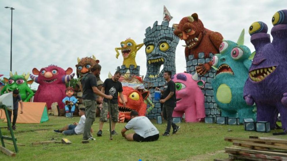 Los vecinos de La Plata se preparan para la tradicional quema de muñecos