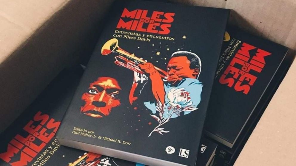 Gran edición local de un libro sobre Miles Davis