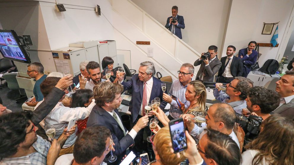 Fernández brindó con periodistas acreditados en la sala de prensa de la Rosada