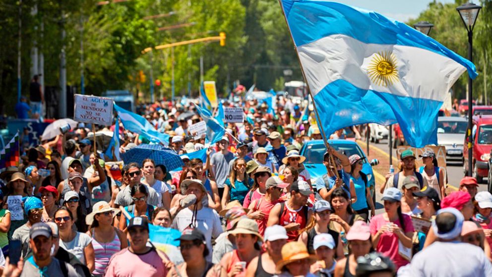 Multitudinaria marcha en Mendoza contra la megaminería