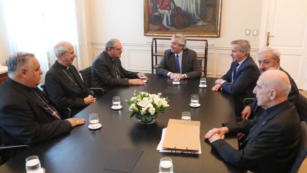 Estuvieron presentes en la reunión con Fernández el titular de la CEA, Oscar Ojea, y el arzobispo de Buenos Aires, Mario Poli