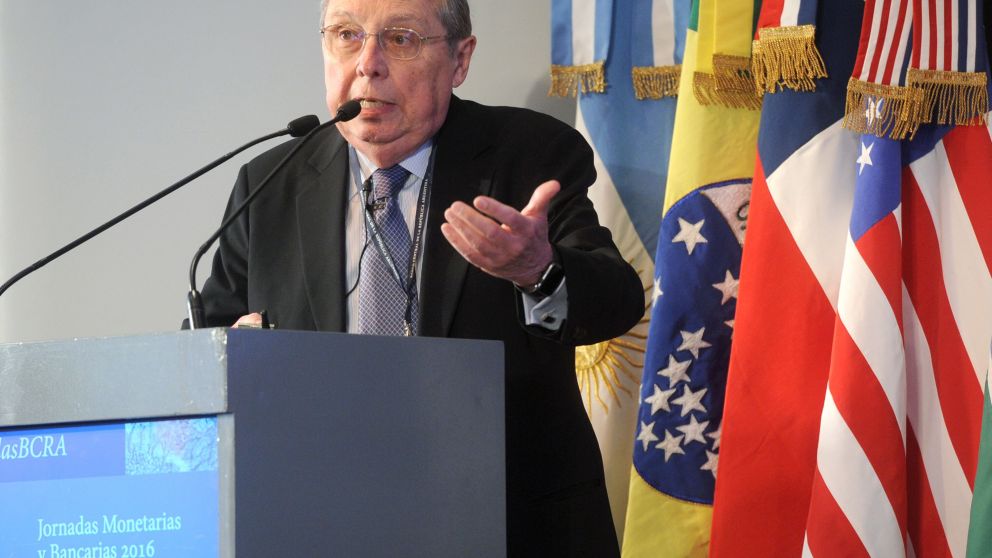 Calvo es un economista ortodoxo radicado en los Estados Unidos, profesor y académico de la Universidad de Columbia