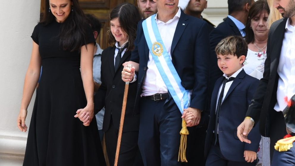 El mandatario se retira con su familia luego de jurar en el cargo