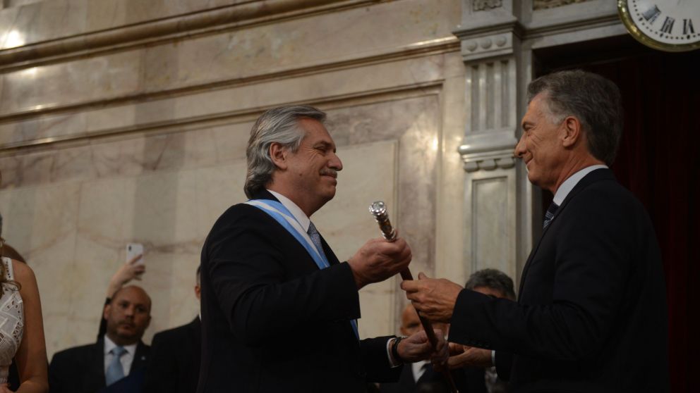 Fern�ndez recibe el bast�n de mando, su discurso estuvo lleno de alusiones a la unidad nacional