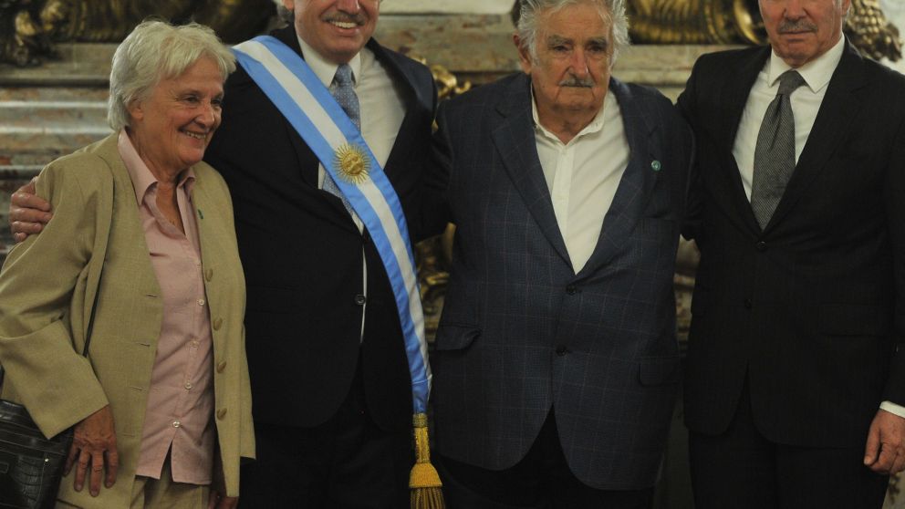 Luc�a Topolansky, Alberto Fern�ndez, Pepe Mujica y Felipe Sol�
