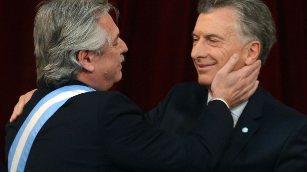 Alberto Fernández se abrazó con Mauricio Macri durante el traspaso de mando