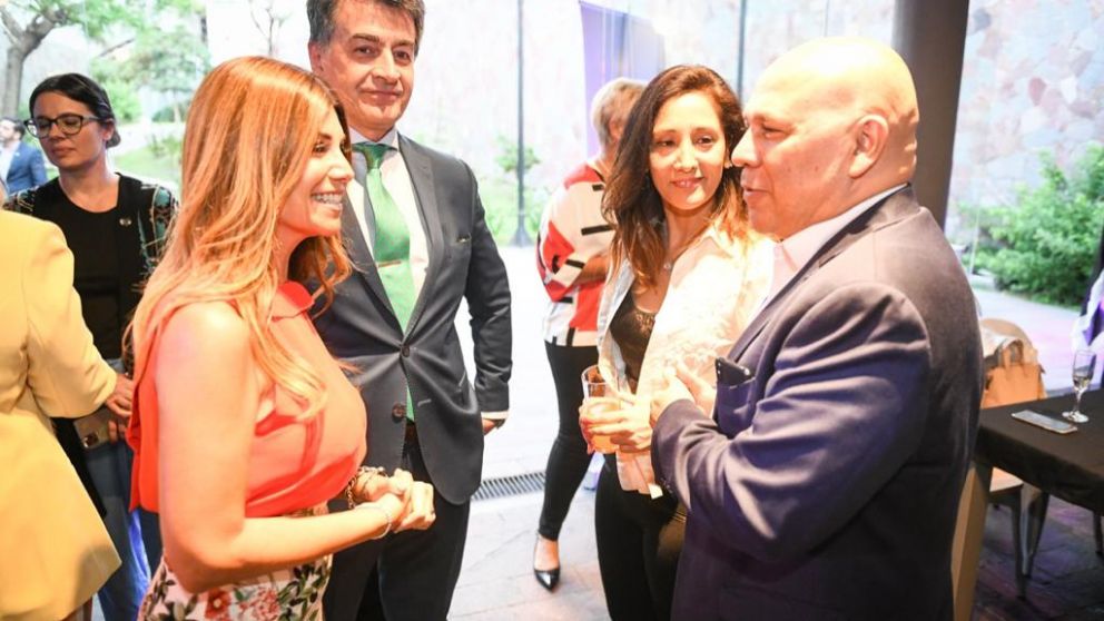 La presidenta del Capítulo Argentino, Lina Anllo, junto a los directivos del Grupo Crónica, Raúl Olmos y Marcelo Carbone