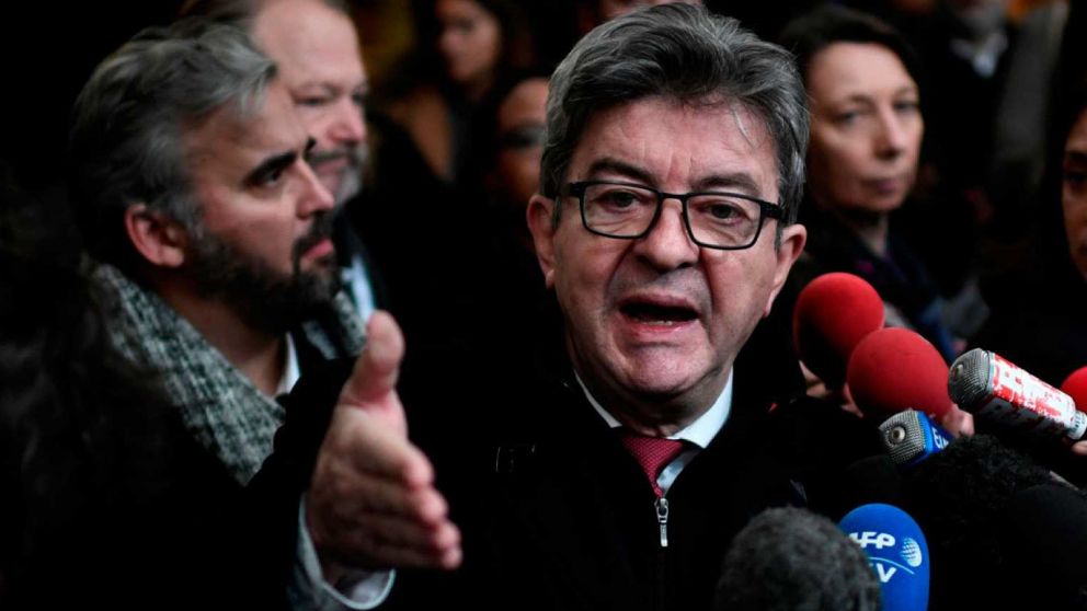 El político de ultraizquierda cargó contra el presidente Macron