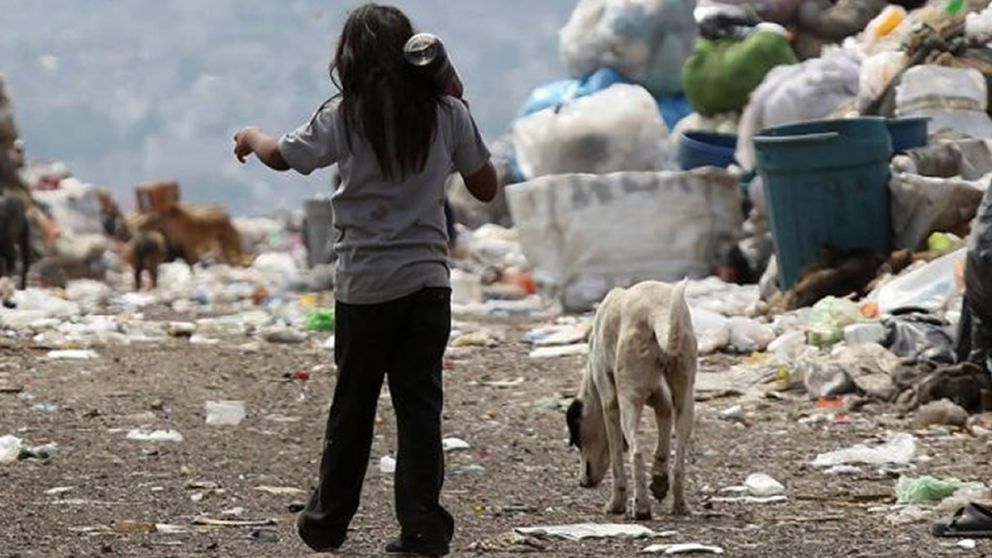 Según la UCA, el tercer trimestre cerró con el 40,8% de la población por debajo de la línea de la pobreza