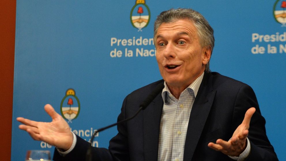 Ayer, el Gobierno acord� con sindicatos y empresas un bono para privados