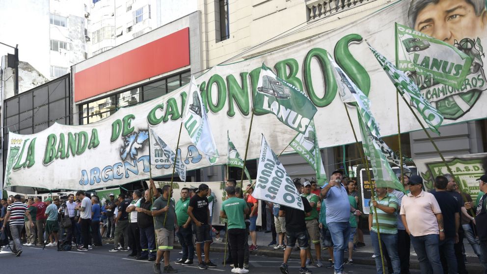 Camioneros protestaron frente a la Secretaría de Trabajo