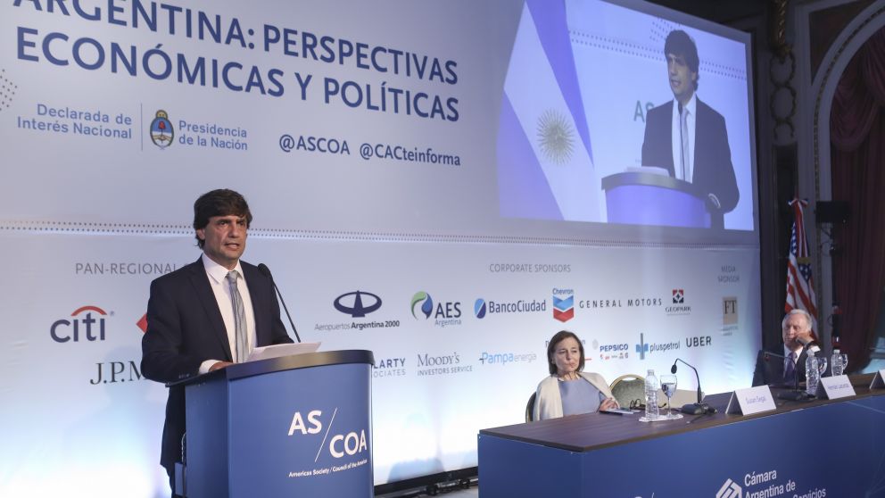 Hubo tibios aplausos para Lacunza, en un auditorio semi vacío