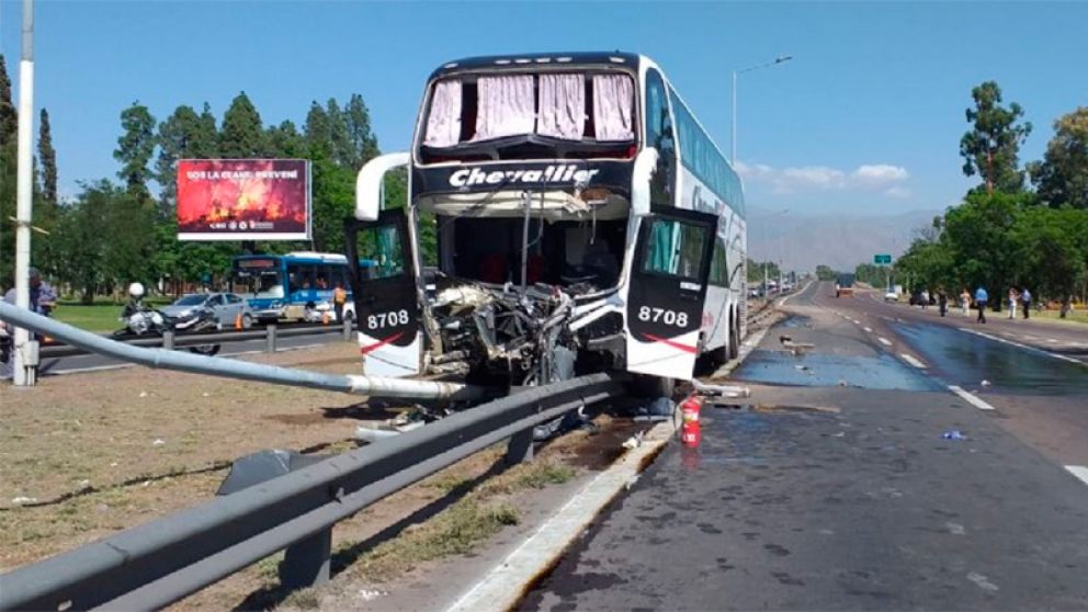 El transporte choc� contra un poste de energ�a el�ctrica 