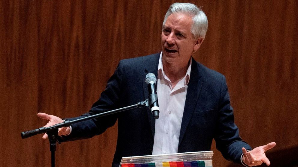 El ex vicepresidente reclamó desde México "que se vayan los golpistas"