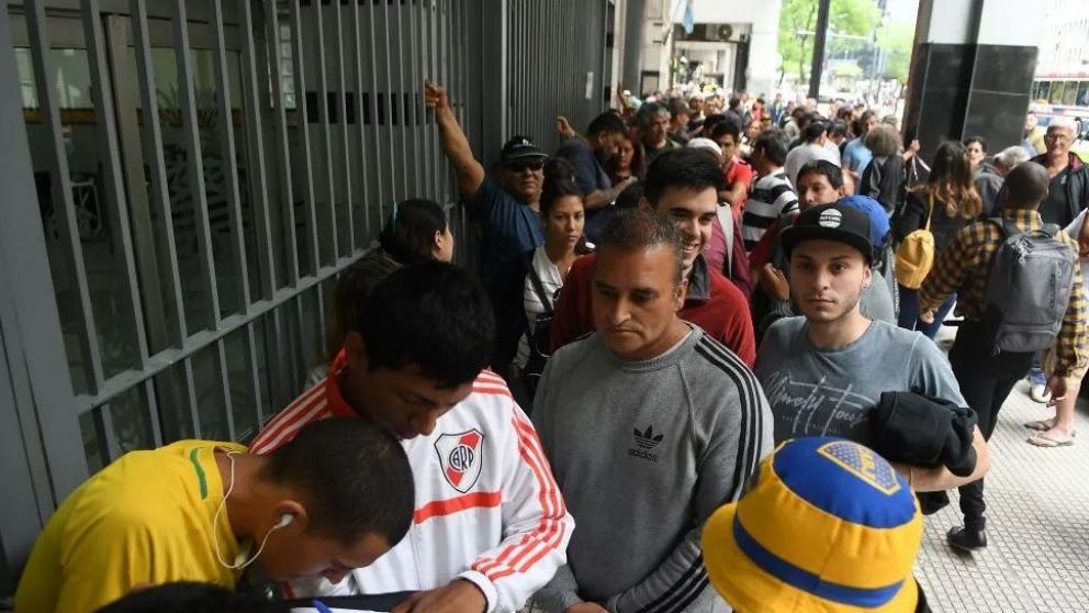 Desempleados hicieron fila estos últimos días frente al Ministerio de Producción, en Alem al 600, frente a la incertidumbre sobre el bono