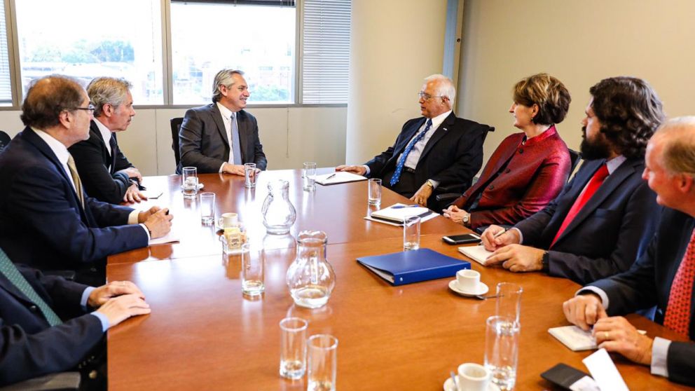 Alberto Fernández junto al embajador Prado