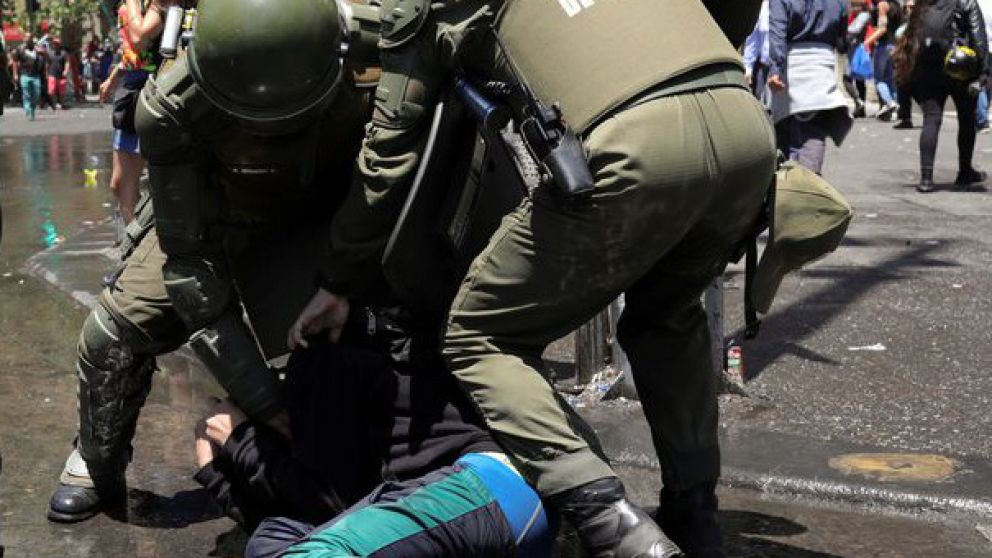 Carabineros arresta a un joven, en cercanías de La Moneda