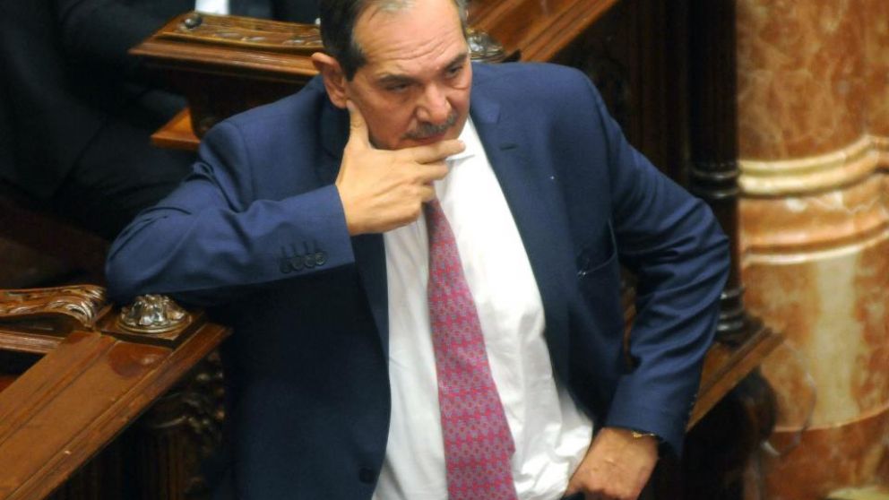 Alperovich pidió licencia en el Senado
