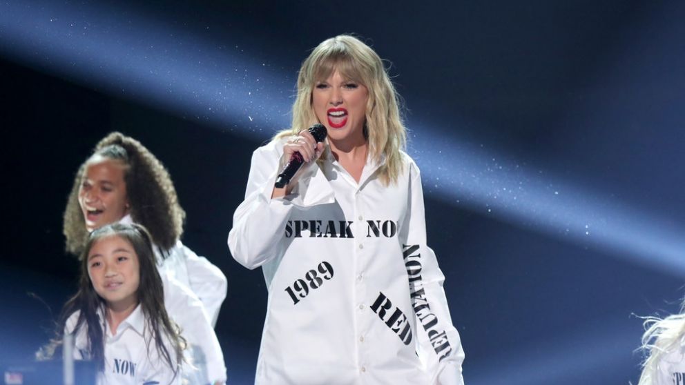 Taylor Swift se convierte en la mayor ganadora de los American Music Awards