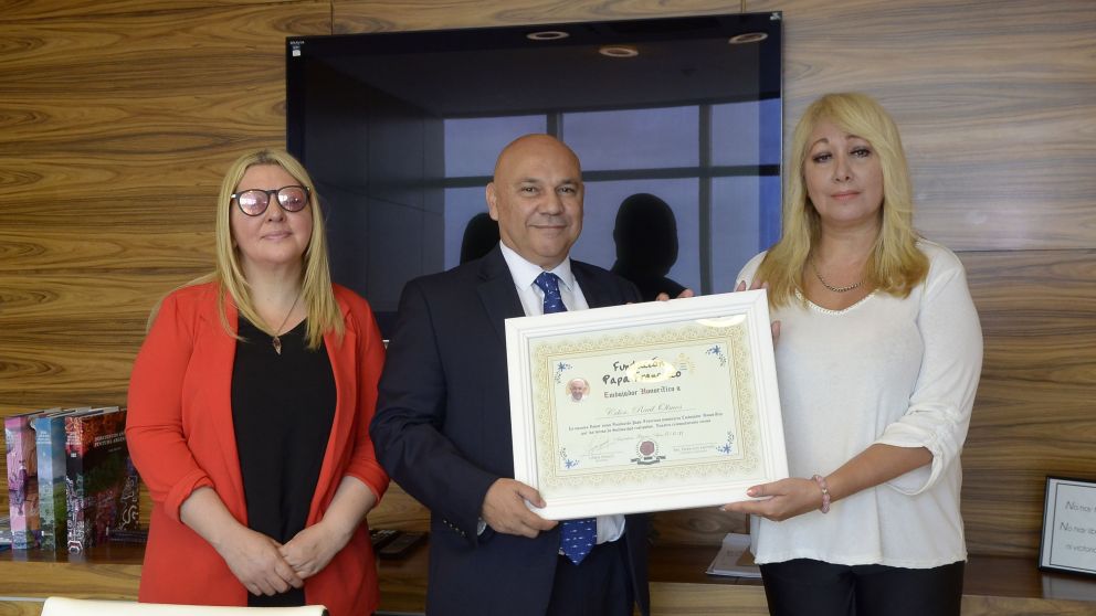 Raúl Olmos recibió la distinción de manos de Liliana Sanucci, directora de la ONG