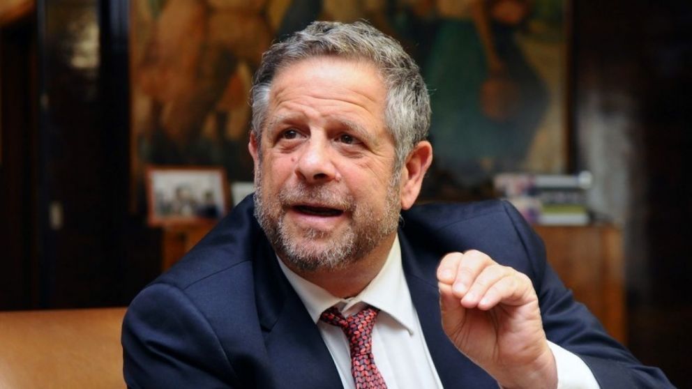 Rubinstein dejará la Secretaría de Salud con la incorporación de una cobertura integral de medicamentos hormonales para personas que quieran cambiar de género como última medida