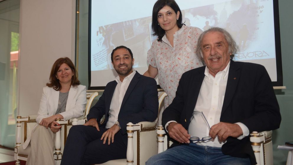 Los expositores Paula Fernández, Gabriel Enríquez y Raúl Timerman junto a la directora periodística de BAE, Gabriela Granata